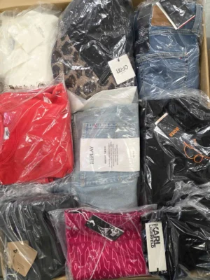 The photo shows a package with clothing in the category B.
