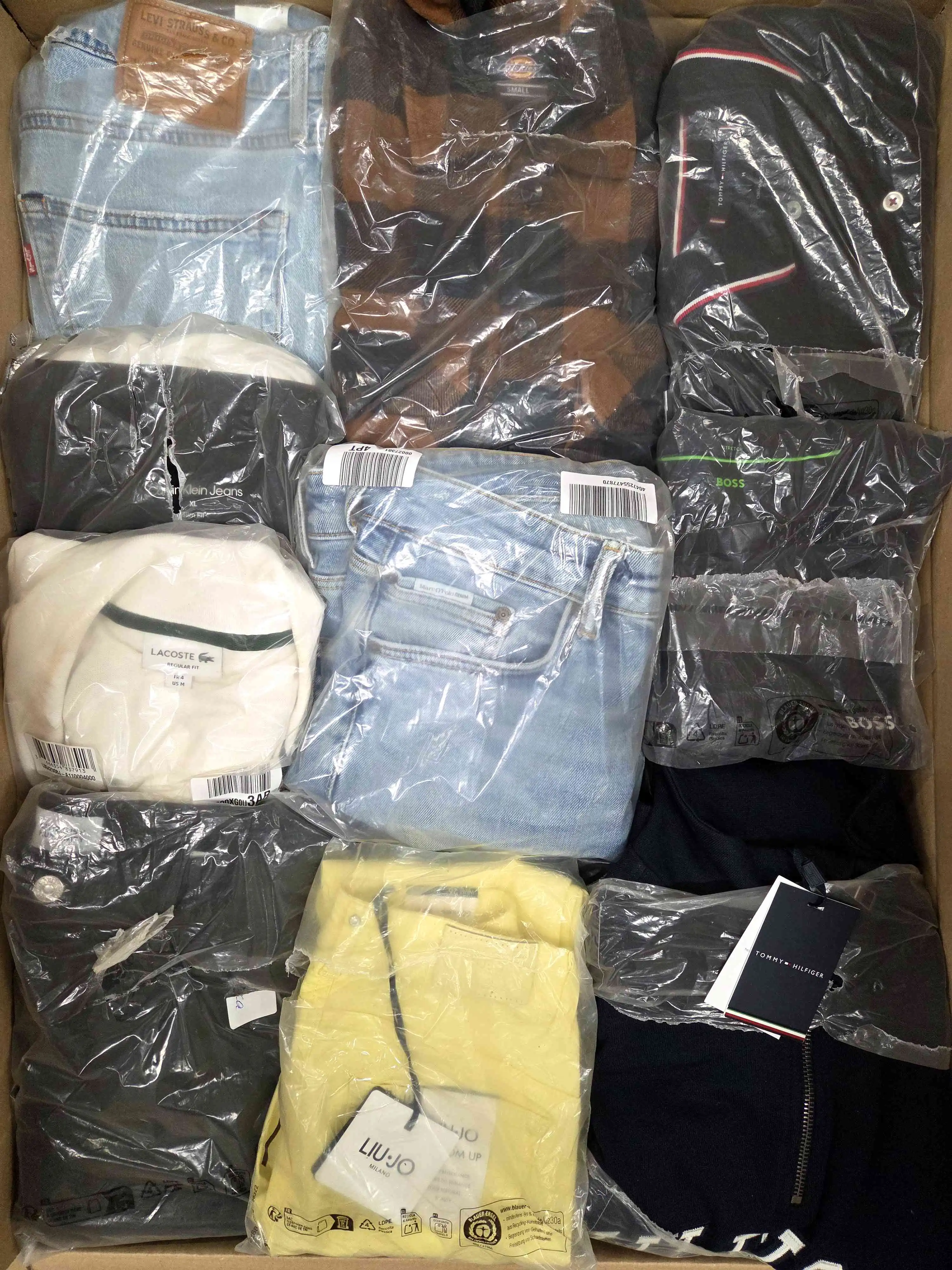 D1289 3 The photo shows a package with clothing in the category D.