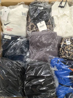 The photo shows a package with clothing in the category B.