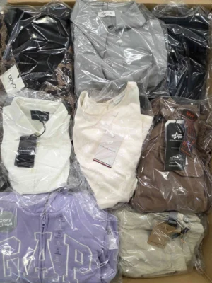 The photo shows a package with clothing in the category B.