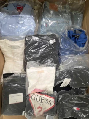 The photo shows a package with clothing in the category D.