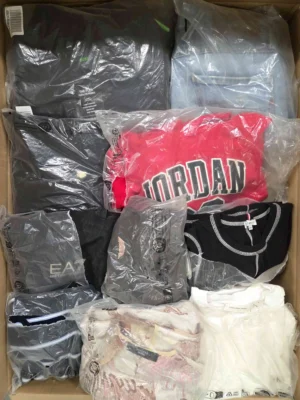 The photo shows a package with clothing in the category D.