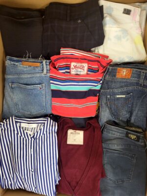 The photo shows a package with clothing in the category U.