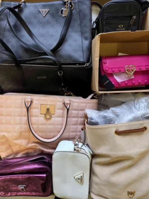 The picture shows a package with accessories in the category HB.