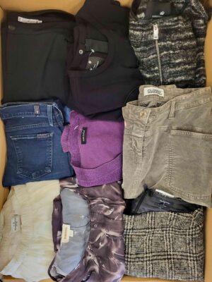 The photo shows a package with clothing in the category U.