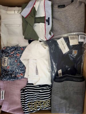 The photo shows a package with clothing in the category U.