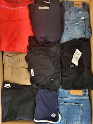 The photo shows a package with clothing in the category U.