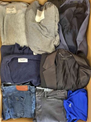 The photo shows a package with clothing in the category U.