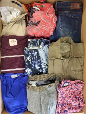 The photo shows a package with clothing in the category U.