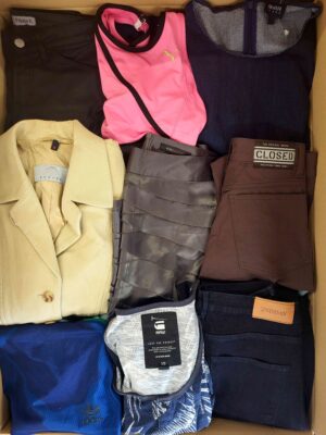 The photo shows a package with clothing in the category U.