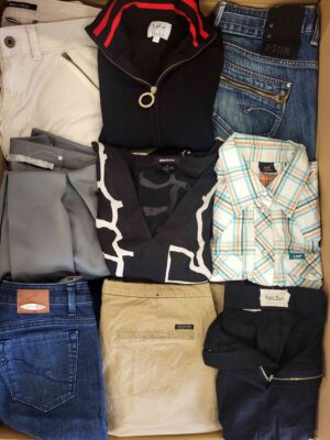 The photo shows a package with clothing in the category U.