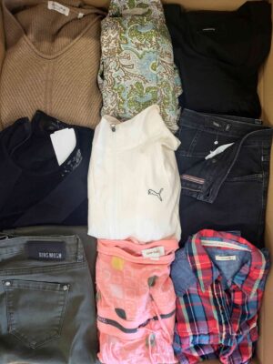 The photo shows a package with clothing in the category U.