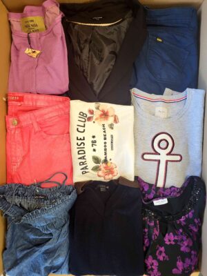 The photo shows a package with clothing in the category U.