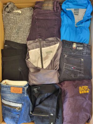 The photo shows a package with clothing in the category U.