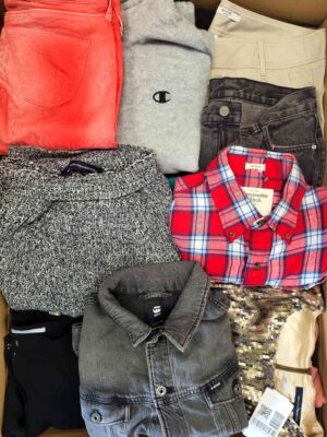 The photo shows a package with clothing in the category U.