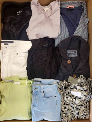 The photo shows a package with clothing in the category U.