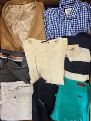 The photo shows a package with clothing in the category U.