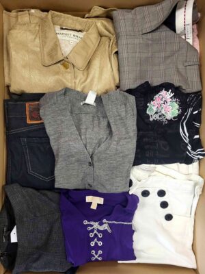 The photo shows a package with clothing in the category U.