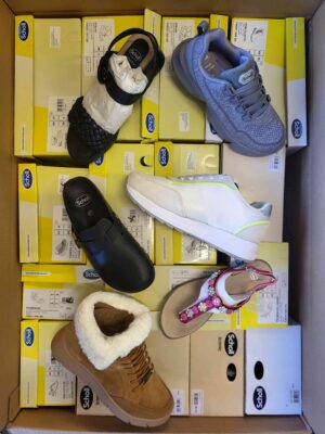 The photo shows a package with footwear in the category SM.