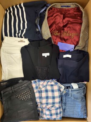 The photo shows a package with clothing in the category U.