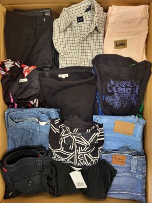 The photo shows a package with clothing in the category U.