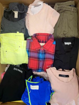 The photo shows a package with clothing in the category U.