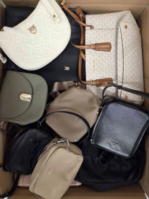 The picture shows a package with accessories in the category HC.