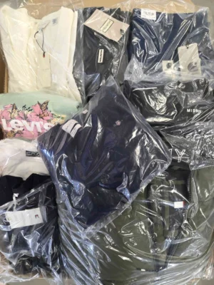 The photo shows a package with clothing in the category C.