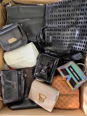 The picture shows a package with accessories in the category HC.