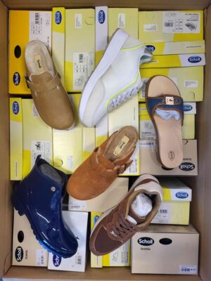 The photo shows a package with footwear in the category SM.