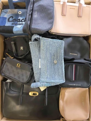 The picture shows a package with accessories in the category HD.