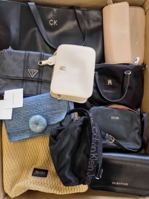 The picture shows a package with accessories in the category HD.