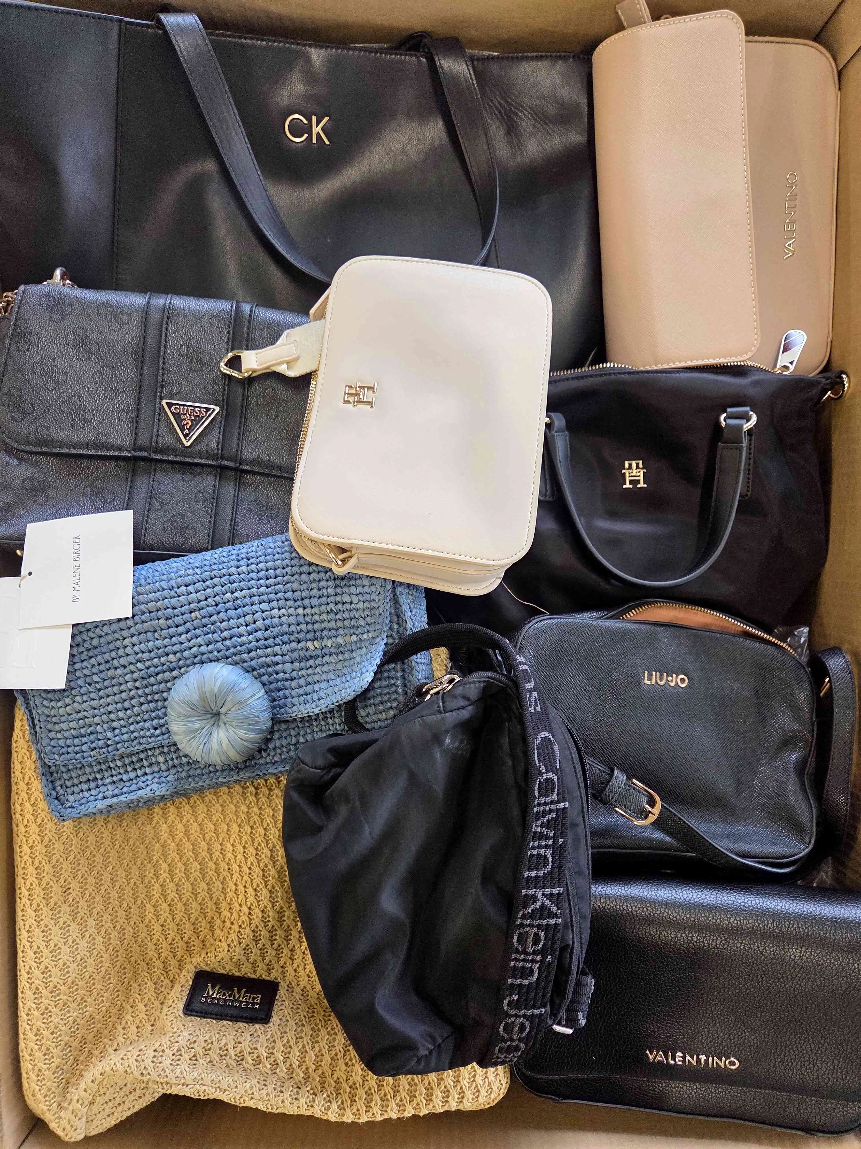 HD175 3 The picture shows a package with accessories in the category HD.