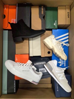 The photo shows a package with footwear in the category BS.