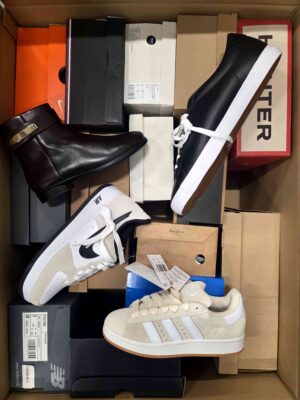 The photo shows a package with footwear in the category BS.