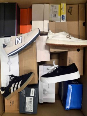 The photo shows a package with footwear in the category BS.