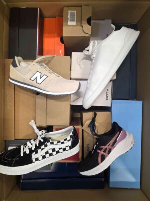 The photo shows a package with footwear in the category BS.