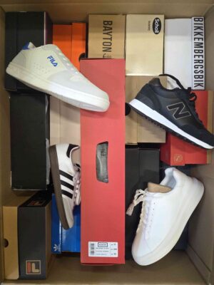 The photo shows a package with footwear in the category BS.