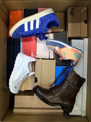 The photo shows a package with footwear in the category BS.