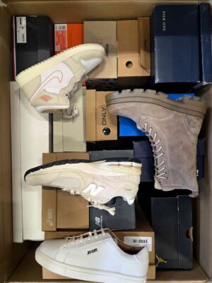 The photo shows a package with footwear in the category BS.