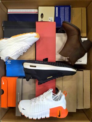 The photo shows a package with footwear in the category BS.