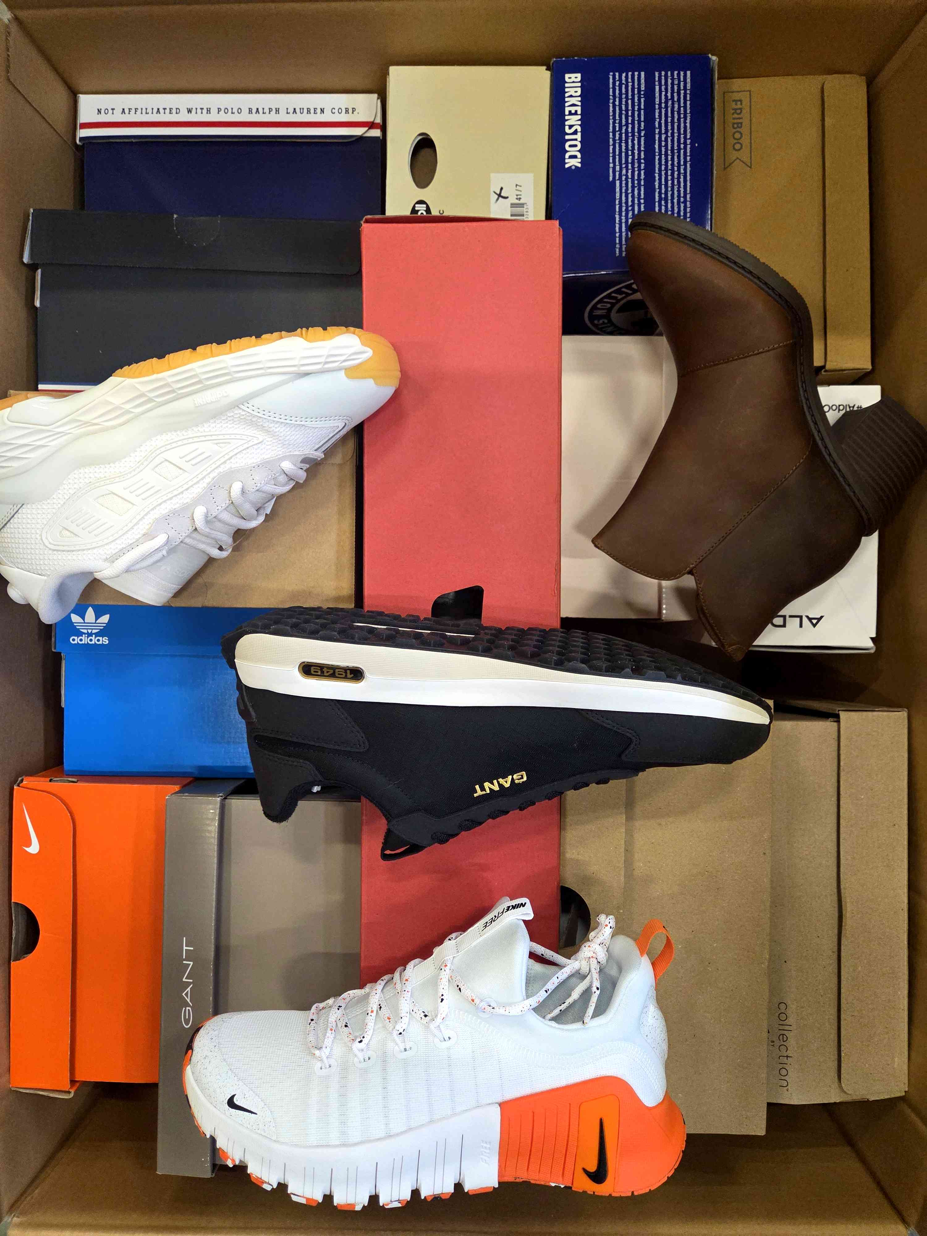 BS1986 3 The photo shows a package with footwear in the category BS.