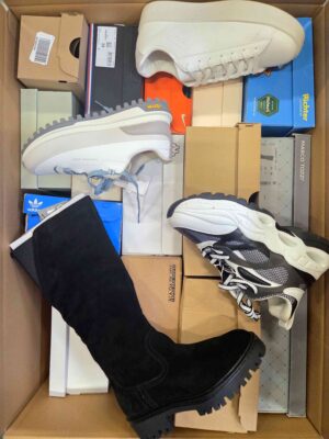 The photo shows a package with footwear in the category BS.