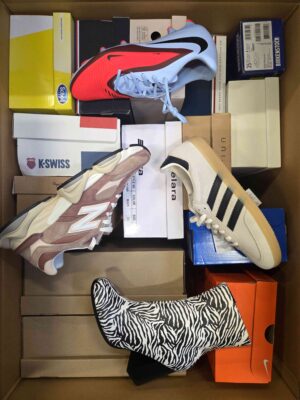 The photo shows a package with footwear in the category BS.