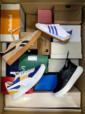 The photo shows a package with footwear in the category BS.