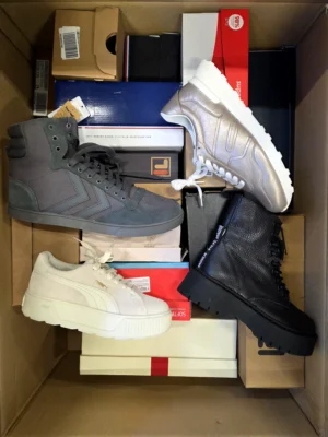 The photo shows a package with footwear in the category BS.