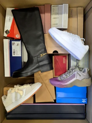 The photo shows a package with footwear in the category BS.