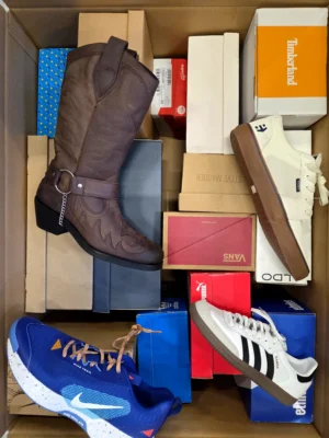 The photo shows a package with footwear in the category BS.