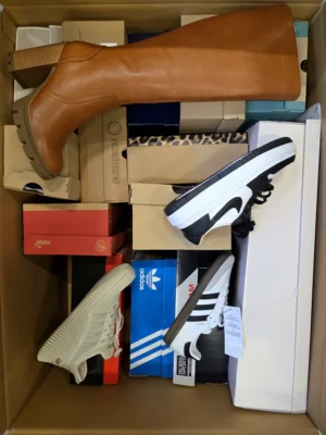 The photo shows a package with footwear in the category BS.