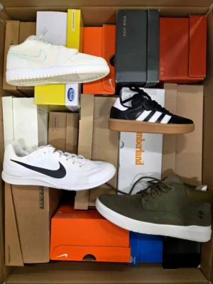 The photo shows a package with footwear in the category BS.